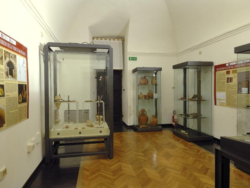 Interno. Sala espositiva. Giorgetti, Alessio/ Paparelli, Daniele; jpg; 2126 pixels; 1417 pixels Interno. Sala espositiva. Giorgetti, Alessio/ Paparelli, Daniele; jpg; 2126 pixels; 1417 pixels