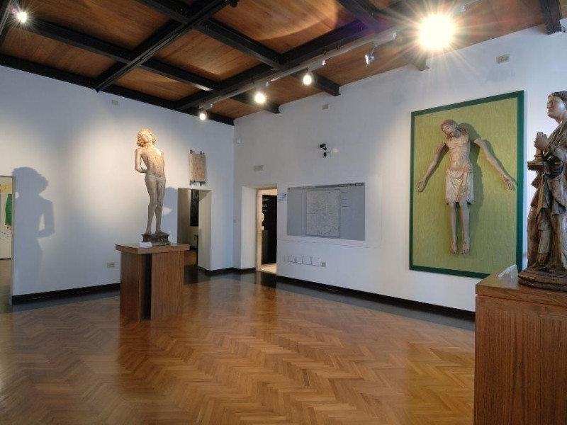 Interno. Sala espositiva. Giorgetti, Alessio/ Paparelli, Daniele; jpg; 2126 pixels; 1417 pixels Interno. Sala espositiva. Giorgetti, Alessio/ Paparelli, Daniele; jpg; 2126 pixels; 1417 pixels