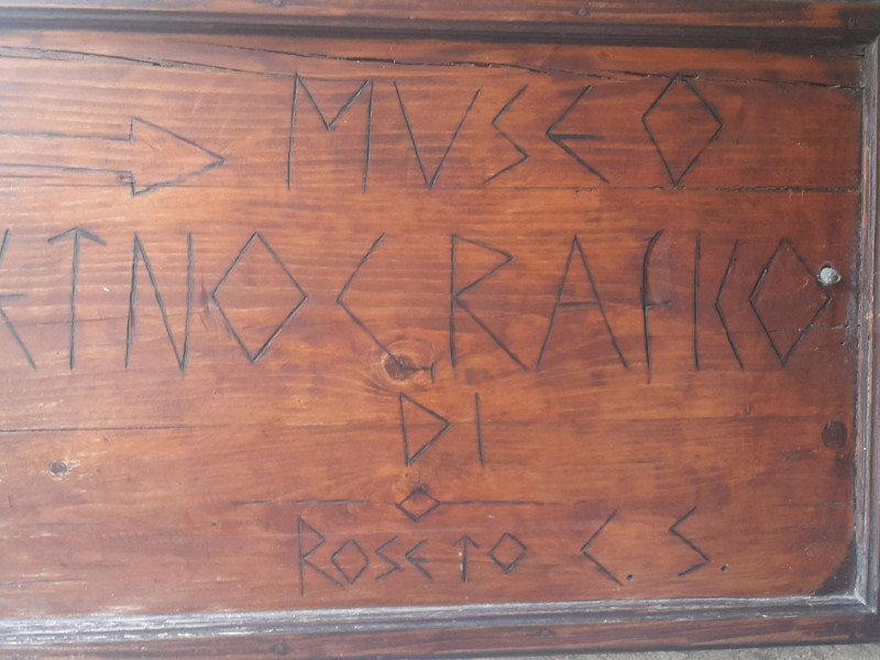Immagine descrittiva - BY https://comune.rosetocapospulico.cs.it/il-museo-etnografico/museo-etnografico/ Immagine descrittiva - BY https://comune.rosetocapospulico.cs.it/il-museo-etnografico/museo-etnografico/