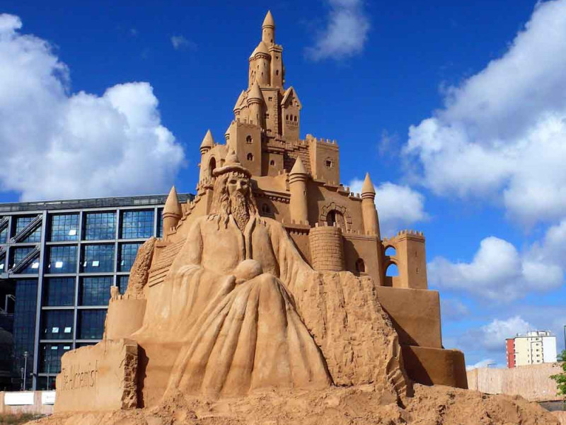 Esempio di una scultura di sabbia. L'opera ritrae un castello alto oltre sei metri realizzato a Berlino al Sandsation 2008 dalla coppia italiana Sandytales Esempio di una scultura di sabbia. L'opera ritrae un castello alto oltre sei metri realizzato a Berlino al Sandsation 2008 dalla coppia italiana Sandytales