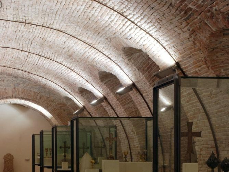 Interno. Sala espositiva Bellu, Sandro; jpg; 2592 pixels; 3872 pixels