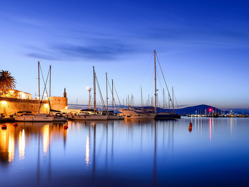 Immagine descrittiva - CC BY Di Alessandro Caproni from Munich, Deutschland - Alghero: blue hour, CC BY 2.0, https://commons.wikimedia.org/w/index.php?curid=73952579 Immagine descrittiva - CC BY Di Alessandro Caproni from Munich, Deutschland - Alghero: blue hour, CC BY 2.0, https://commons.wikimedia.org/w/index.php?curid=73952579