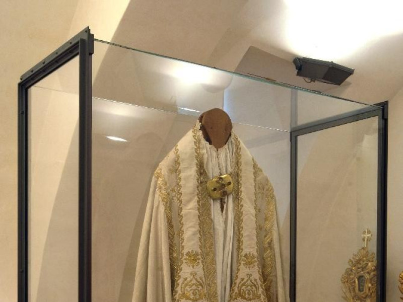 Manifattura locale, Completo pontificale del  Bellu, Sandro; jpg; 2592 pixels; 3872 pixels