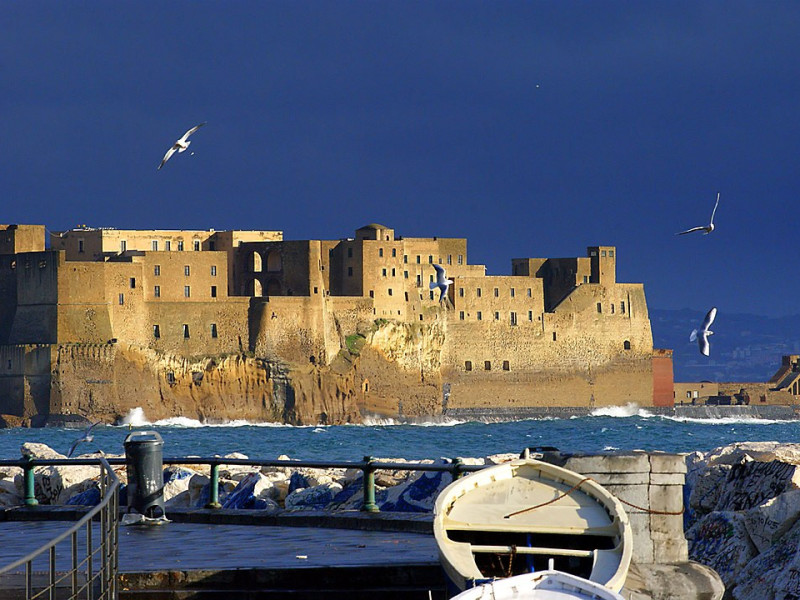 Immagine descrittiva - CC BY-SA Di Castel dell'Ovo - Maritè Toledo, CC BY-SA 2.0, https://commons.wikimedia.org/w/index.php?curid=75928612 Immagine descrittiva - CC BY-SA Di Castel dell'Ovo - Maritè Toledo, CC BY-SA 2.0, https://commons.wikimedia.org/w/index.php?curid=75928612