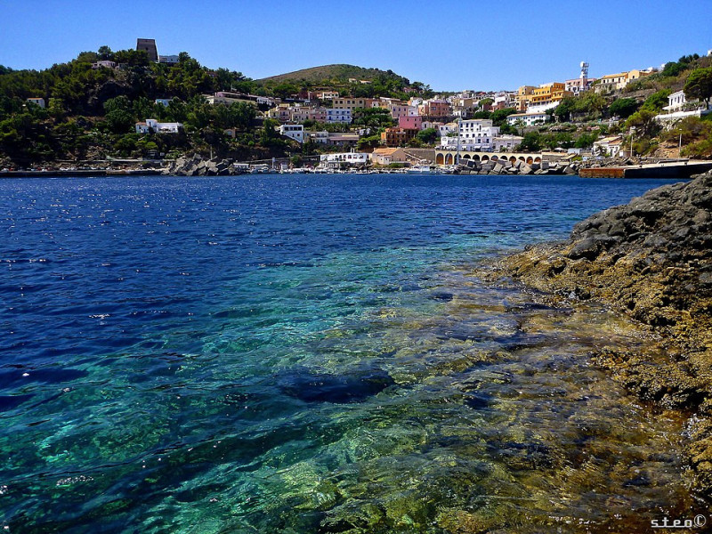 Immagine descrittiva - CC BY-SA Di Stefano Longo, from Italia - Ustica village from the sea, CC BY-SA 2.0, https://commons.wikimedia.org/w/index.php?curid=25065886 Immagine descrittiva - CC BY-SA Di Stefano Longo, from Italia - Ustica village from the sea, CC BY-SA 2.0, https://commons.wikimedia.org/w/index.php?curid=25065886
