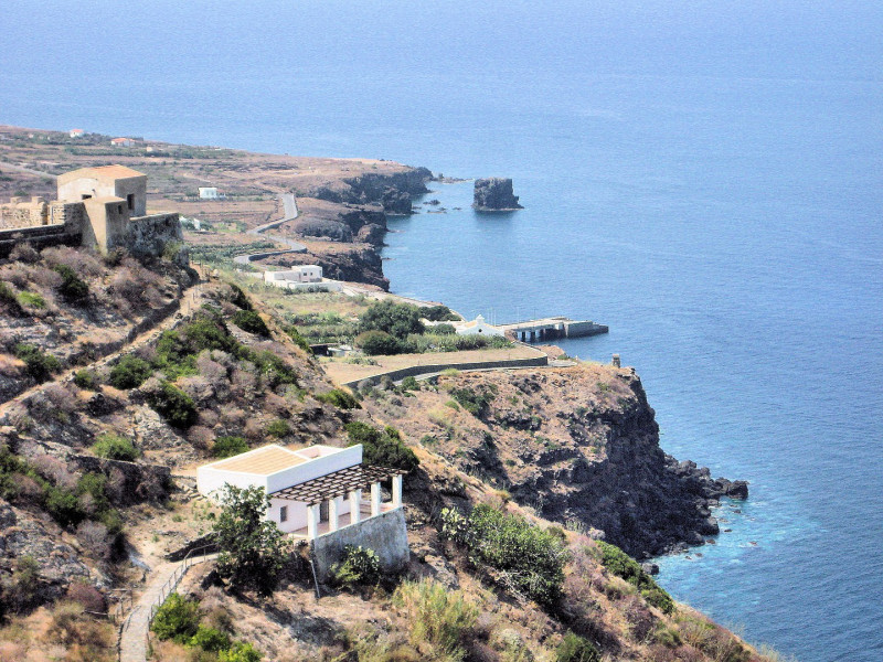 Immagine descrittiva - BY Di Giorgio Minguzzi from Italy - Faraglioni - Ustica, CC BY-SA 2.0, https://commons.wikimedia.org/w/index.php?curid=18711928 Immagine descrittiva - BY Di Giorgio Minguzzi from Italy - Faraglioni - Ustica, CC BY-SA 2.0, https://commons.wikimedia.org/w/index.php?curid=18711928