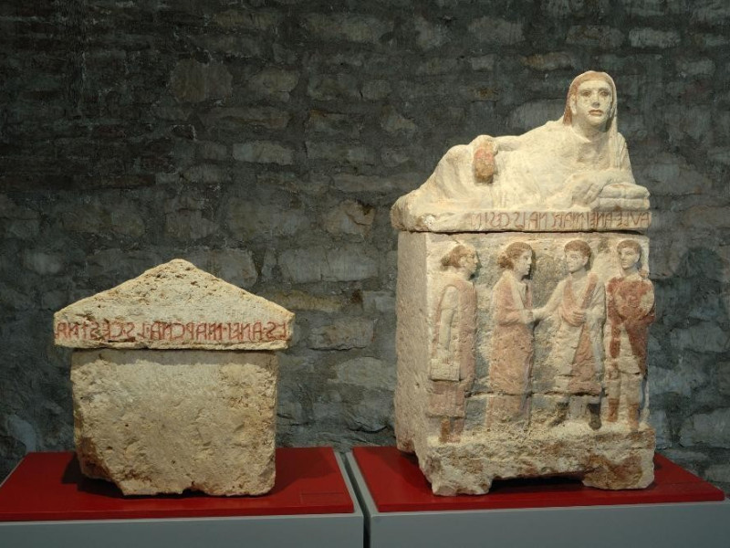 Urne etrusche. III-I sec. a.C. Fedeli, Marcello; jpg; 2126 pixels; 1417 pixels Urne etrusche. III-I sec. a.C. Fedeli, Marcello; jpg; 2126 pixels; 1417 pixels