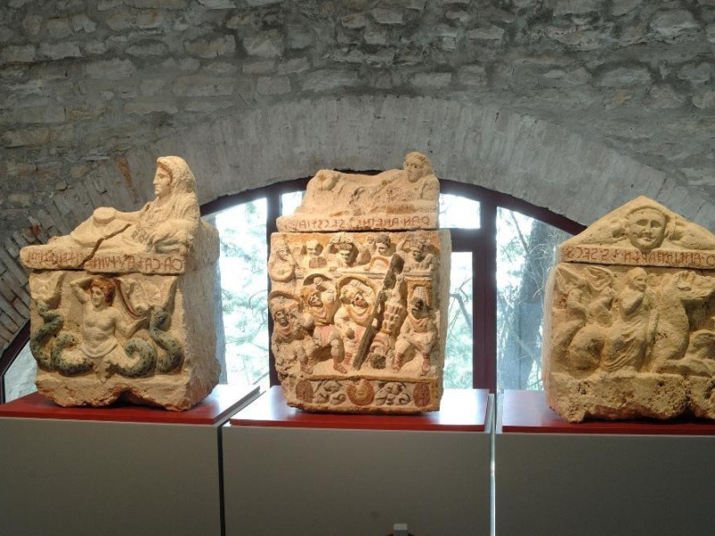 Urne etrusche. III-I sec. a.C. Fedeli, Marcello; jpg; 2126 pixels; 1417 pixels Urne etrusche. III-I sec. a.C. Fedeli, Marcello; jpg; 2126 pixels; 1417 pixels