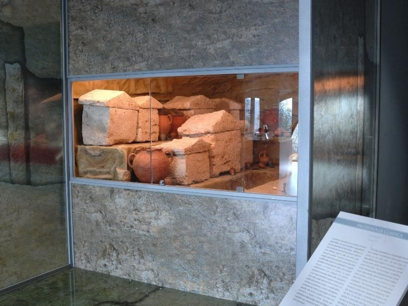Tomba etrusca n. 57 III-I sec. a.C. Ricostruz Fedeli, Marcello; jpg; 2126 pixels; 1417 pixels Tomba etrusca n. 57 III-I sec. a.C. Ricostruz Fedeli, Marcello; jpg; 2126 pixels; 1417 pixels