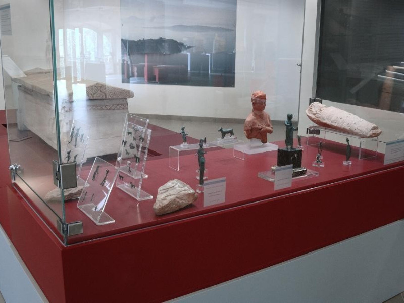 Antiquarium. Sala espositiva. Reperti archeol Fedeli, Marcello; jpg; 2126 pixels; 1417 pixels Antiquarium. Sala espositiva. Reperti archeol Fedeli, Marcello; jpg; 2126 pixels; 1417 pixels