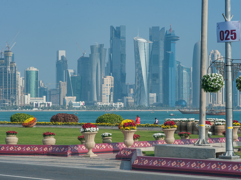 La Corniche, la lunga passeggiata di sette chilometri che copre l’intera Baia di Doha, offre panorami spettacolari della città: dai grattacieli del distretto finanziario alle forme moderne del Museo d'Arte Islamica. Ampi spazi verdi e completamente pedonali, con ristoranti, caffè, palestre a cielo aperto e una pista da jogging. La Corniche, la lunga passeggiata di sette chilometri che copre l’intera Baia di Doha, offre panorami spettacolari della città: dai grattacieli del distretto finanziario alle forme moderne del Museo d'Arte Islamica. Ampi spazi verdi e completamente pedonali, con ristoranti, caffè, palestre a cielo aperto e una pista da jogging.