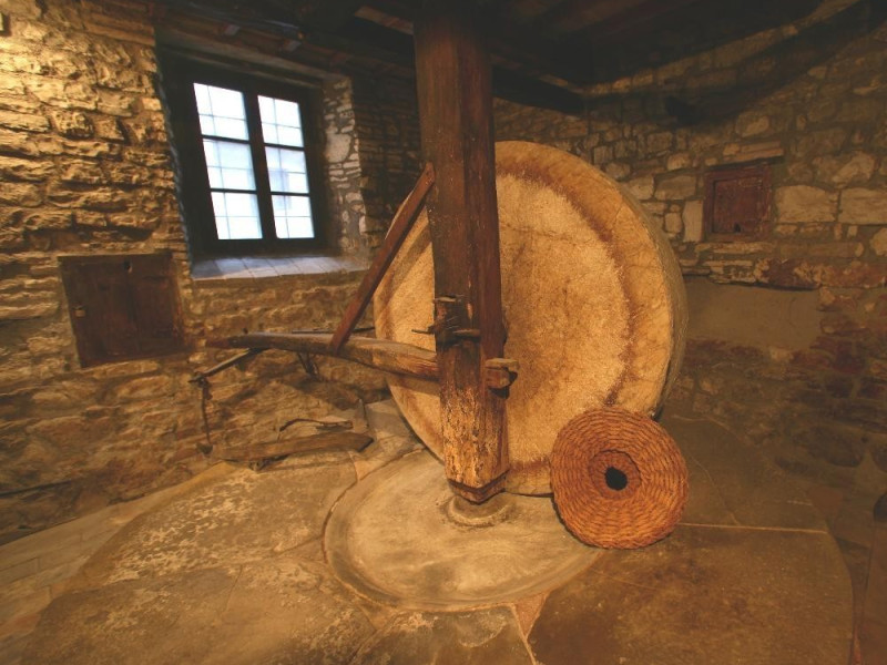 Macina in pietra Bovini, Mirko; jpg; 2362 pixels; 1915 pixels Macina in pietra Bovini, Mirko; jpg; 2362 pixels; 1915 pixels