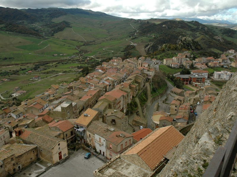 Immagine descrittiva - BY Di Lahiri Cappello - Sperlinga (EN) - PanoramaUploaded by Markos90, CC BY 2.0, https://commons.wikimedia.org/w/index.php?curid=27255681 Immagine descrittiva - BY Di Lahiri Cappello - Sperlinga (EN) - PanoramaUploaded by Markos90, CC BY 2.0, https://commons.wikimedia.org/w/index.php?curid=27255681