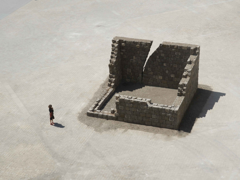 Immagine descrittiva - BY Michal Rovner, Makom IV, 2010-2011, Stone structure, 7x7x3.75 metres, Installation view: Cour Napoléon, Louvre, Paris, 2011 for the exhibition Michal Rovner Histories, photo credit: Ardon Bar-Hama, Courtesy the artist and Pace Gallery, New York Immagine descrittiva - BY Michal Rovner, Makom IV, 2010-2011, Stone structure, 7x7x3.75 metres, Installation view: Cour Napoléon, Louvre, Paris, 2011 for the exhibition Michal Rovner Histories, photo credit: Ardon Bar-Hama, Courtesy the artist and Pace Gallery, New York