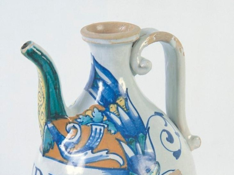 Fabbrica derutese, Versatore in maiolica, pri Bellu, Sandro/ Castignani, Sante; jpg; 562 pixels; 768 pixels Fabbrica derutese, Versatore in maiolica, pri Bellu, Sandro/ Castignani, Sante; jpg; 562 pixels; 768 pixels