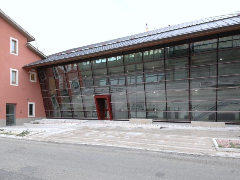 Museo Archeologico Colfiorito (MAC). Esterno Fedeli, Marcello; jpg; 2126 pixels; 1417 pixels Museo Archeologico Colfiorito (MAC). Esterno Fedeli, Marcello; jpg; 2126 pixels; 1417 pixels