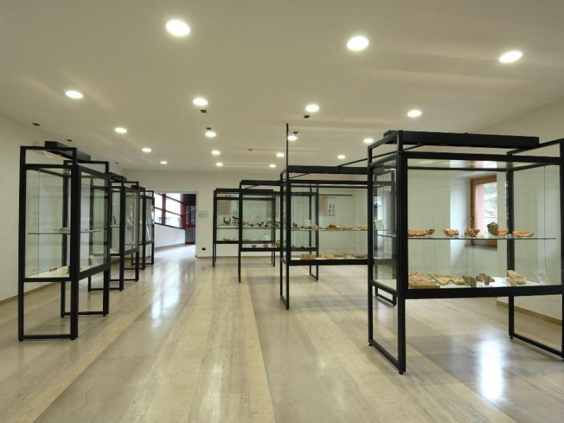 Museo Archeologico Colfiorito (MAC). Sala esp Fedeli, Marcello; jpg; 2126 pixels; 1417 pixels Museo Archeologico Colfiorito (MAC). Sala esp Fedeli, Marcello; jpg; 2126 pixels; 1417 pixels