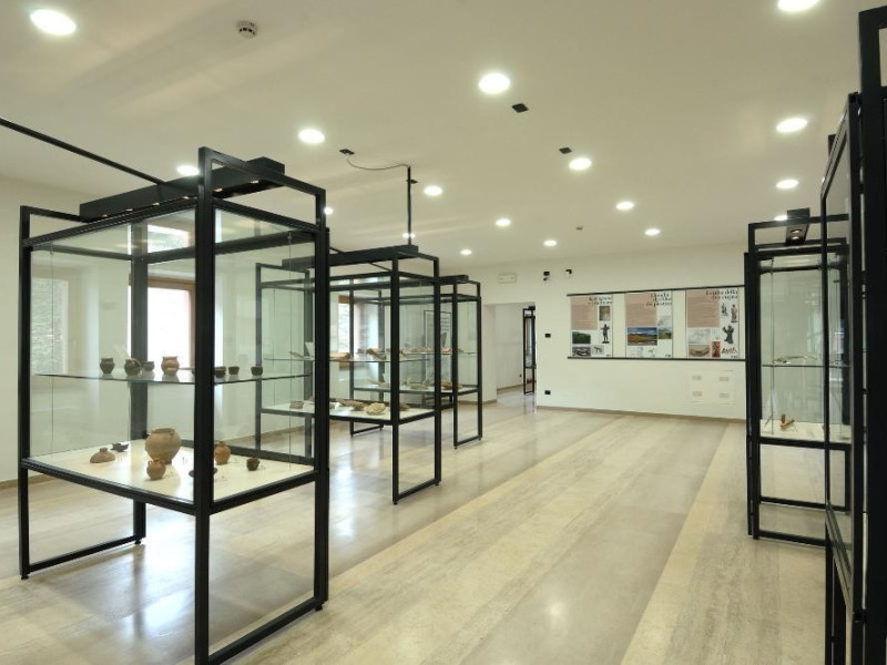 Museo Archeologico Colfiorito (MAC). Sala esp Fedeli, Marcello; jpg; 2126 pixels; 1417 pixels Museo Archeologico Colfiorito (MAC). Sala esp Fedeli, Marcello; jpg; 2126 pixels; 1417 pixels