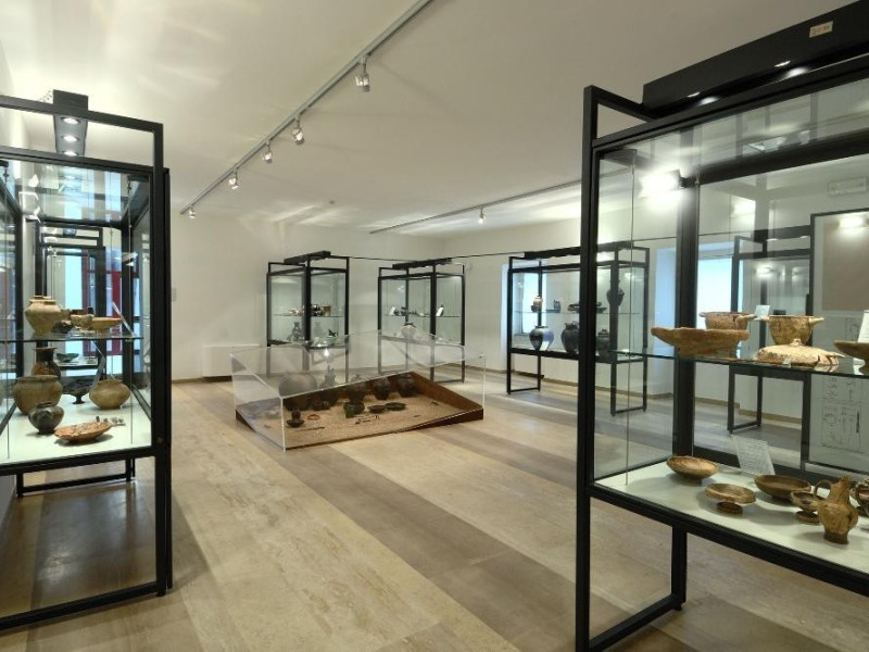 Museo Archeologico Colfiorito (MAC). Sala esp Fedeli, Marcello; jpg; 2126 pixels; 1417 pixels Museo Archeologico Colfiorito (MAC). Sala esp Fedeli, Marcello; jpg; 2126 pixels; 1417 pixels