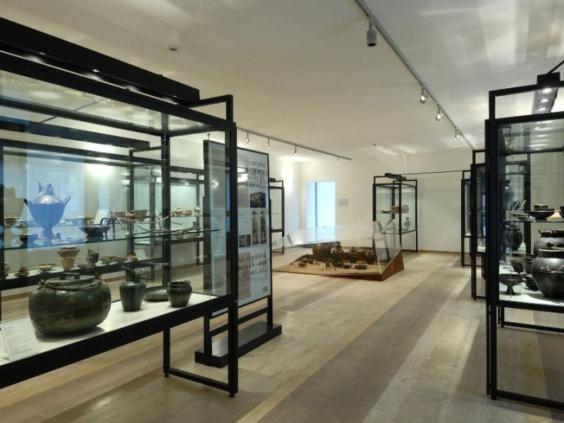 Museo Archeologico Colfiorito (MAC). Sala esp Fedeli, Marcello; jpg; 2126 pixels; 1417 pixels Museo Archeologico Colfiorito (MAC). Sala esp Fedeli, Marcello; jpg; 2126 pixels; 1417 pixels