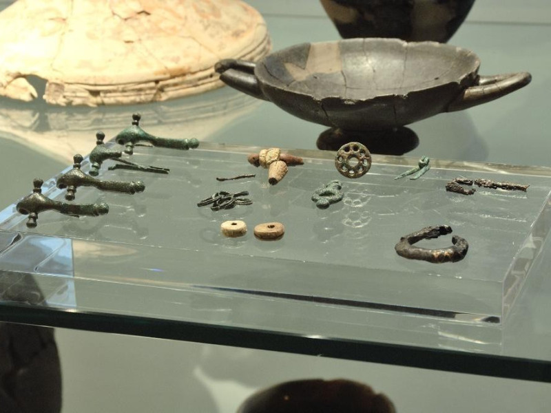 Reperti archeologici. Vi-V sec. a.C. Fedeli, Marcello; jpg; 2126 pixels; 1417 pixels Reperti archeologici. Vi-V sec. a.C. Fedeli, Marcello; jpg; 2126 pixels; 1417 pixels