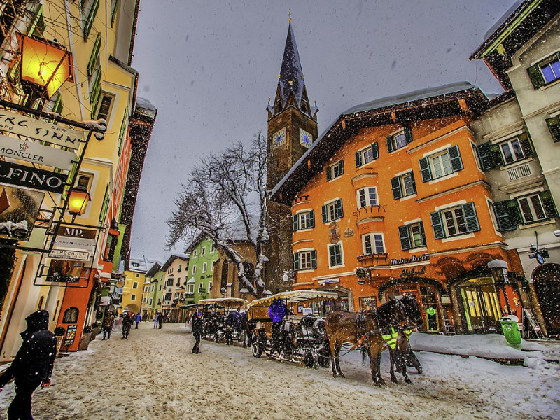 Immagine descrittiva - CC BY Di Valerii Tkachenko - Winter snowing skiing holiday KItzbuhel Austria, CC BY 2.0, https://commons.wikimedia.org/w/index.php?curid=23655618 Immagine descrittiva - CC BY Di Valerii Tkachenko - Winter snowing skiing holiday KItzbuhel Austria, CC BY 2.0, https://commons.wikimedia.org/w/index.php?curid=23655618
