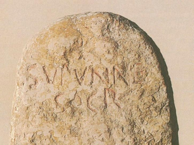 Cippo con iscrizione sacra, III-II secolo a.C Giorgetti, Alessio/ Castignani, Sante; jpg; 558 pixels; 768 pixels