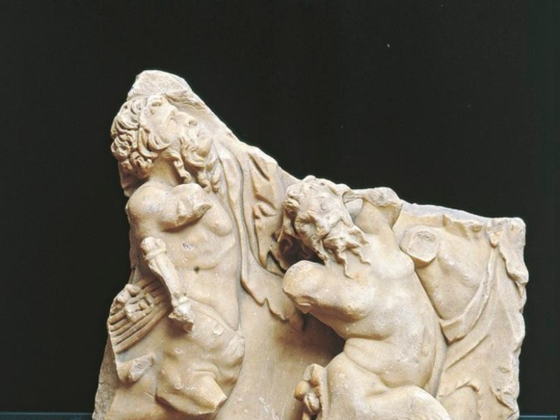 Frammento di sarcofago, III secolo d.C. Giorgetti, Alessio/ Castignani, Sante; jpg; 631 pixels; 768 pixels