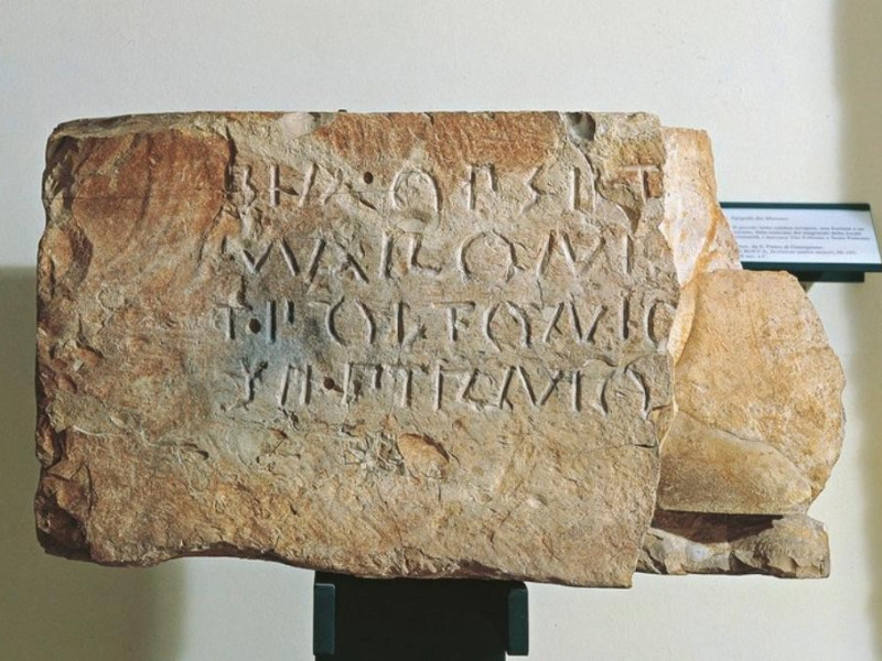 Epigrafe dei "marones", III secolo a.C. Giorgetti, Alessio/ Castignani, Sante; jpg; 768 pixels; 525 pixels