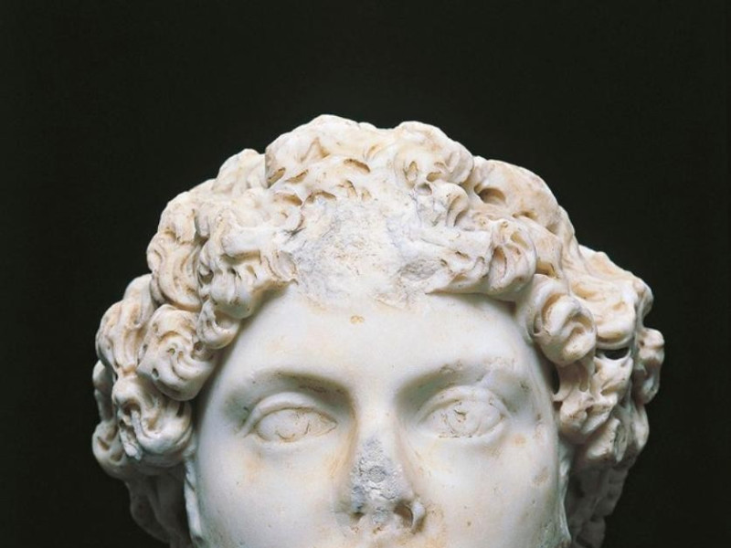 Ritratto marmoreo jpg; 643 pixels; 768 pixels