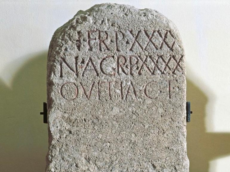 Cippo con iscrizione jpg; 592 pixels; 768 pixels