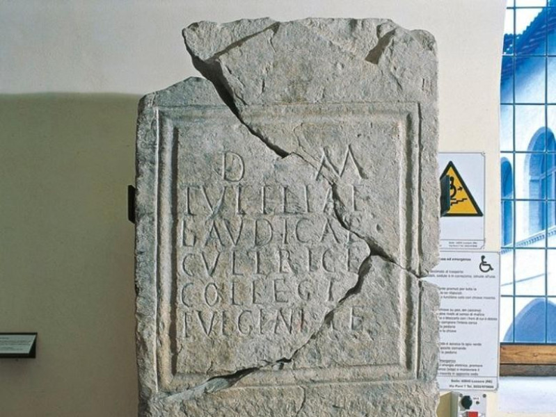 Stele con iscrizione jpg; 598 pixels; 768 pixels