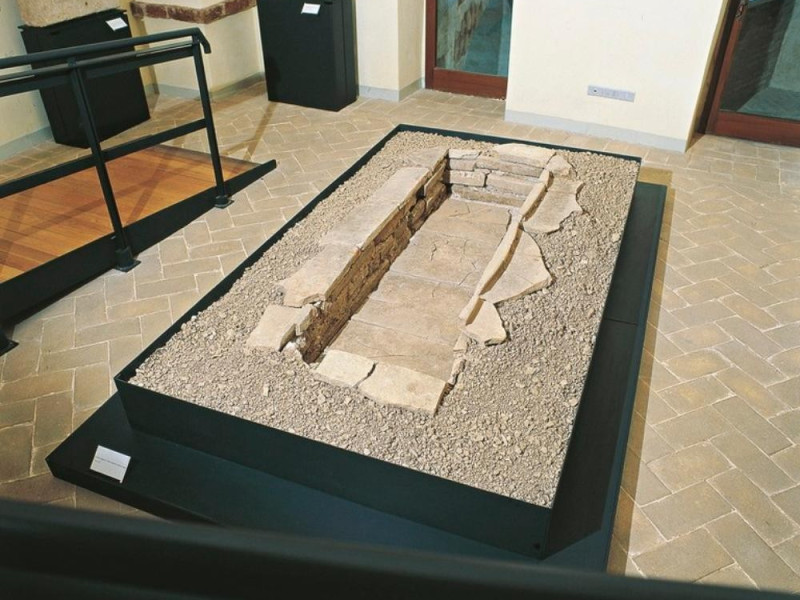 Ricostruzione di tomba jpg; 768 pixels; 599 pixels