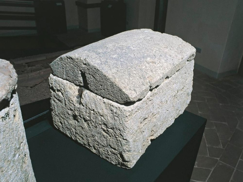 Urna tombale jpg; 768 pixels; 626 pixels