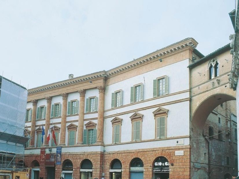 Palazzo Trinci, veduta esterna jpg; 635 pixels; 768 pixels