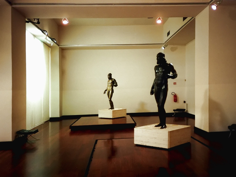 Immagine descrittiva - BY Di User:AlMare - Photo taken by myself in September 2000 at the Museo Nazionale di Reggio Calabria., CC BY-SA 2.5, https://commons.wikimedia.org/w/index.php?curid=1392793 Immagine descrittiva - BY Di User:AlMare - Photo taken by myself in September 2000 at the Museo Nazionale di Reggio Calabria., CC BY-SA 2.5, https://commons.wikimedia.org/w/index.php?curid=1392793