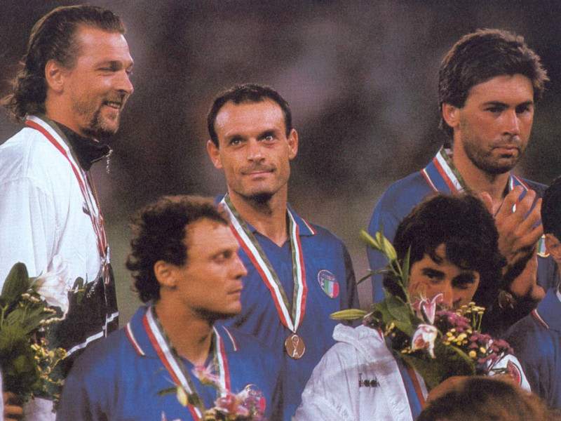 Immagine descrittiva - BY Di sconosciuto - Totò Schillaci compie 50 anni, su gazzetta.it, 1º dicembre 2014., Pubblico dominio, https://it.wikipedia.org/w/index.php?curid=5229832 Immagine descrittiva - BY Di sconosciuto - Totò Schillaci compie 50 anni, su gazzetta.it, 1º dicembre 2014., Pubblico dominio, https://it.wikipedia.org/w/index.php?curid=5229832