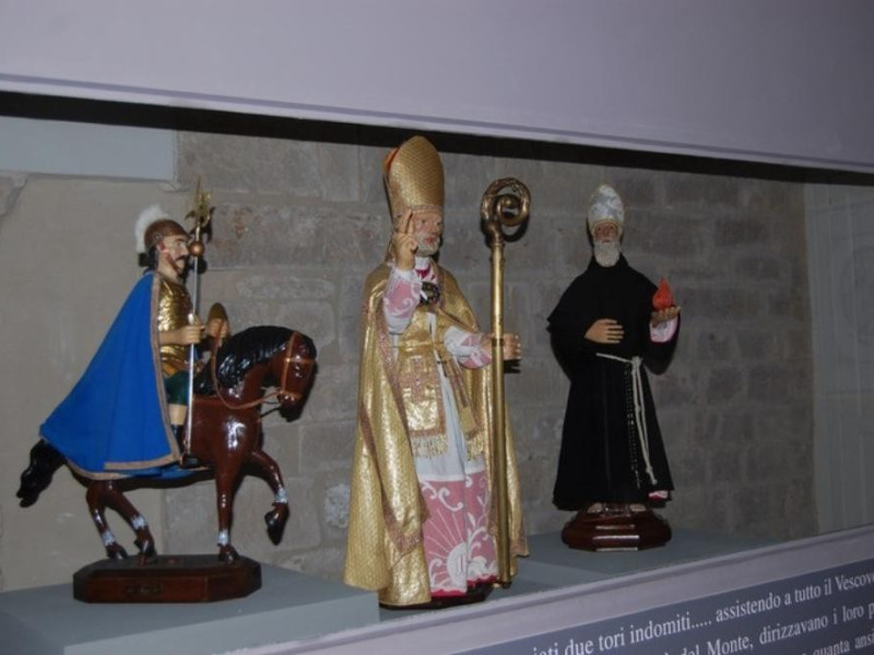 Statuette raffiguranti: San Giorgio, Sant'Uba jpg; 768 pixels; 510 pixels