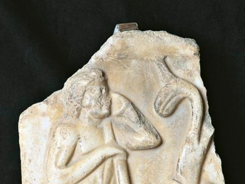 Frammento di sarcofago Giorgetti, Alessio; jpg; 440 pixels; 768 pixels