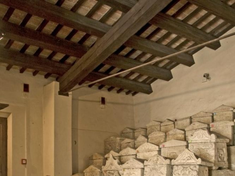 Necropoli del Palazzone e Ipogeo dei Volumni. jpg; 512 pixels; 768 pixels