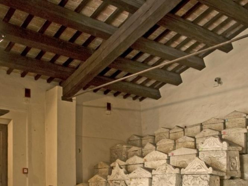 Necropoli del Palazzone e Ipogeo dei Volumni. jpg; 512 pixels; 768 pixels