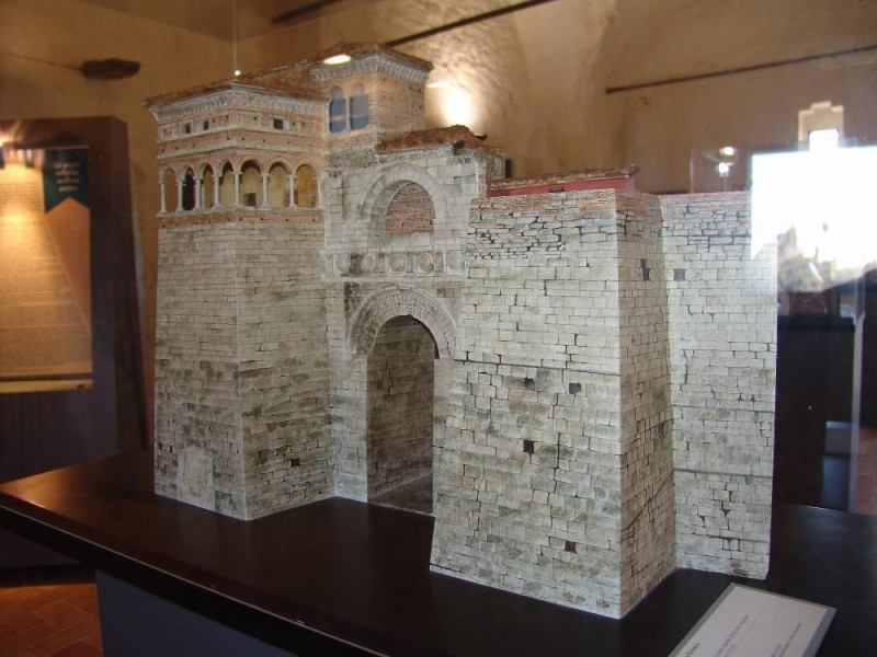 Modellino dell'Arco Etrusco jpg; 2048 pixels; 1536 pixels Modellino dell'Arco Etrusco jpg; 2048 pixels; 1536 pixels