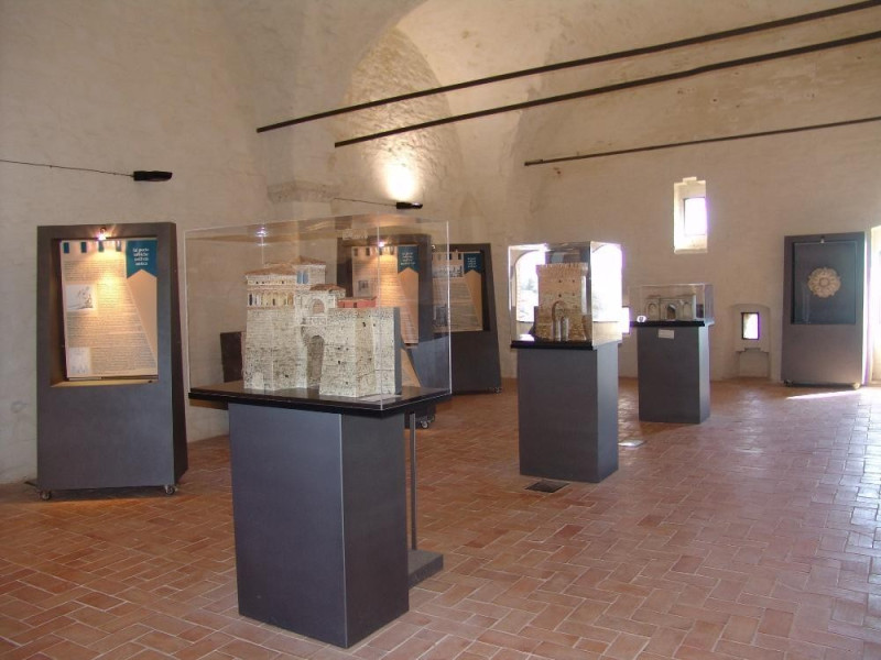 Museo delle Porte e delle Mura urbiche. Sala  jpg; 2048 pixels; 1536 pixels Museo delle Porte e delle Mura urbiche. Sala  jpg; 2048 pixels; 1536 pixels