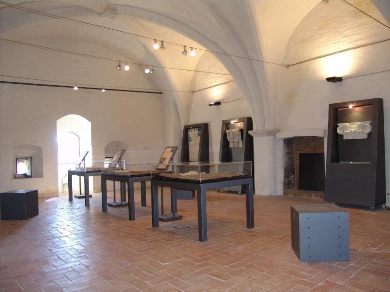 Museo delle Porte e delle Mura urbiche. Sala  jpg; 2048 pixels; 1536 pixels Museo delle Porte e delle Mura urbiche. Sala  jpg; 2048 pixels; 1536 pixels