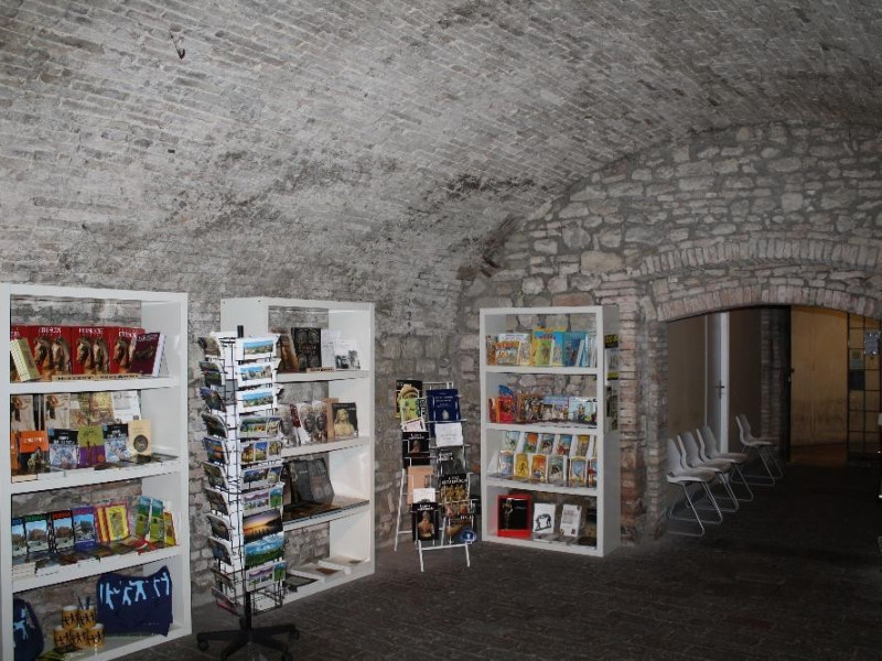 Pozzo etrusco. Bookshop. jpg; 3888 pixels; 2592 pixels Pozzo etrusco. Bookshop. jpg; 3888 pixels; 2592 pixels