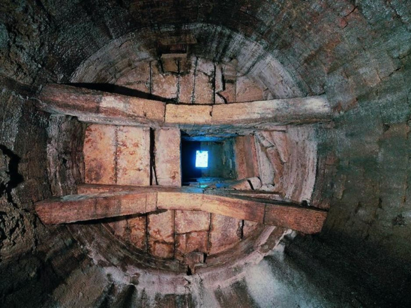 Pozzo etrusco. Interno. jpg; 768 pixels; 540 pixels Pozzo etrusco. Interno. jpg; 768 pixels; 540 pixels