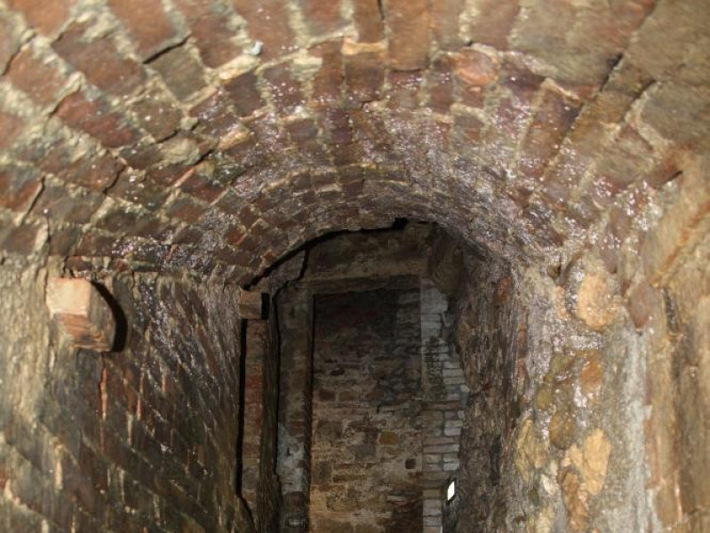 Pozzo etrusco. Interno. jpg; 2592 pixels; 3888 pixels Pozzo etrusco. Interno. jpg; 2592 pixels; 3888 pixels