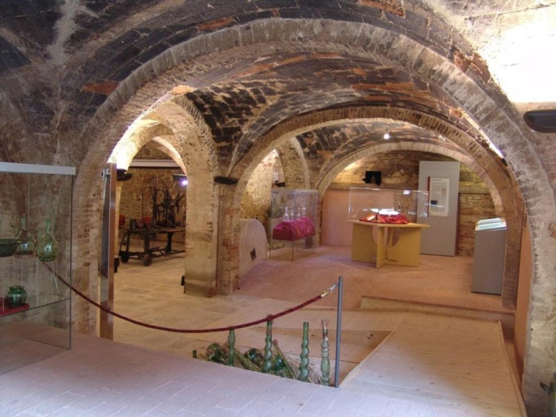 Museo del Vetro. Sala espositiva.  jpg; 768 pixels; 576 pixels Museo del Vetro. Sala espositiva.  jpg; 768 pixels; 576 pixels