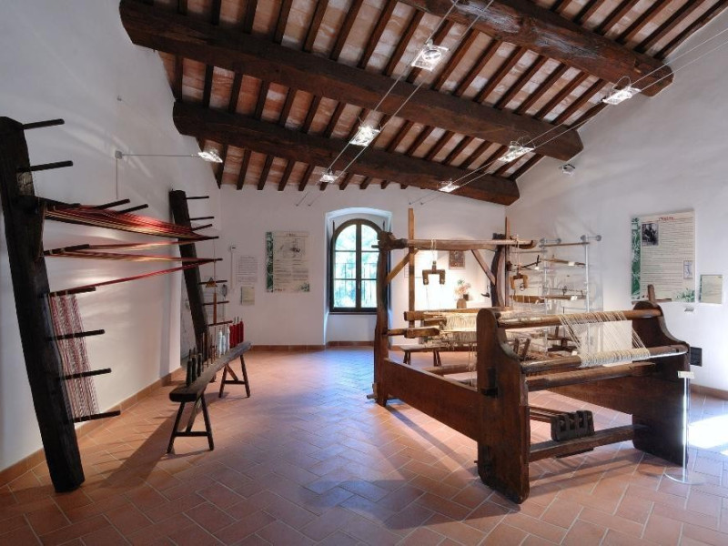 Museo della canapa. Sala dei telai. jpg; 2126 pixels; 1417 pixels Museo della canapa. Sala dei telai. jpg; 2126 pixels; 1417 pixels
