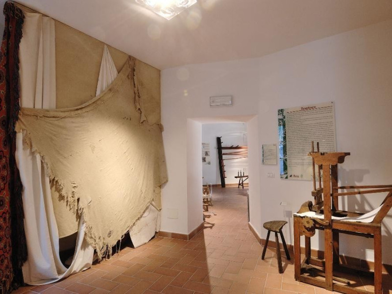 Museo della canapa. Sala espositiva. jpg; 2126 pixels; 1417 pixels Museo della canapa. Sala espositiva. jpg; 2126 pixels; 1417 pixels
